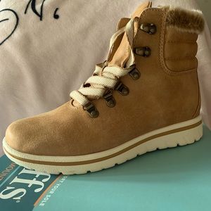 Women’s hiking boots